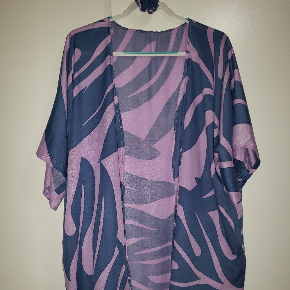 New GIANT LAUAE print Kimono top.  fits Med-XXL
